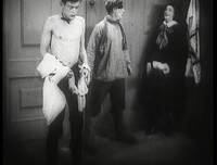 Кадр Девушка с коробкой