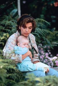 Кадр Рука, качающая колыбель