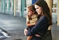 Кадр Дама в очках и с ружьем в автомобиле