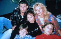 Кадр Один среди женщин