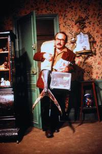 Кадр Услуга, часы и очень большая рыба