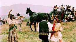 Кадр из фильма "Табор уходит в небо" - 1