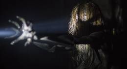 Кадр из фильма "Не стучи дважды" - 1