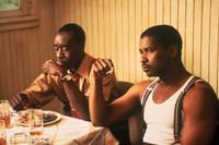 Кадр Дьявол в голубом платье