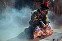 Кадр Восток против Запада