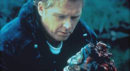 Кадр из фильма "Пираньи" - 2