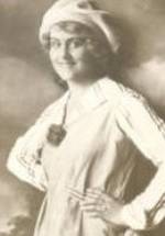 Carola Toelle фото