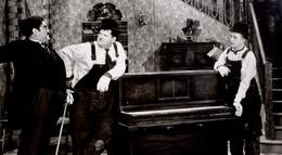 Кадр из фильма "Музыкальная шкатулка" - 1