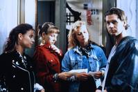 Кадр Один среди женщин