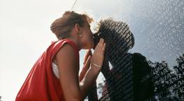 Кадр из фильма "В стране" - 1