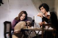 Кадр Дом под деревьями