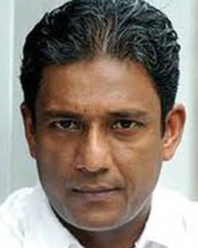 Адиль Хуссэйн фото