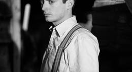 Кадр из фильма "Зажигая звёзды" - 1