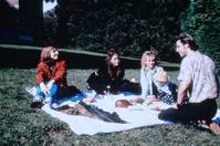 Кадр Один среди женщин