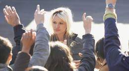 Кадр из фильма "Это свободный мир" - 1