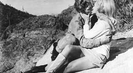 Кадр из фильма "Банда в мини-юбках" - 2