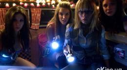 Кадр из фильма "Убийцы вампирш-лесбиянок" - 2