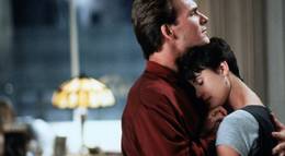 Кадр из фильма "Привидение" - 1