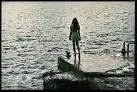 Кадр Дама в очках и с ружьем в автомобиле