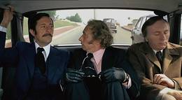 Кадр из фильма "Возвращение высокого блондина" - 2