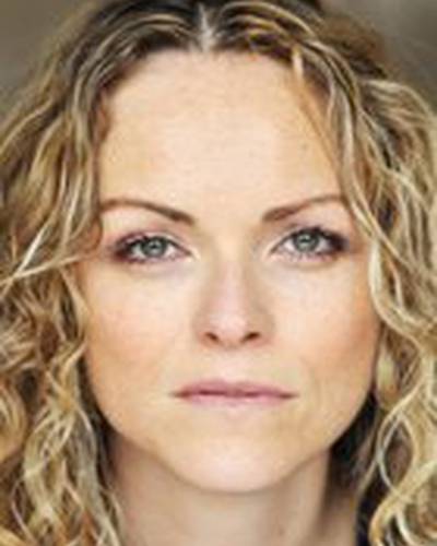 Анна-Луиза Плауман фото