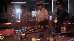 Кадр из фильма "Настоящие гении" - 2