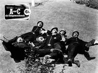 Кадр Эбботт и Костелло встречают полицейских из Кистоуна