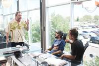 Кадр Посредники