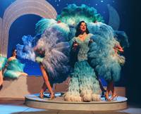 Кадр Миссис Хендерсон представляет