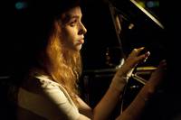 Кадр Дама в очках и с ружьем в автомобиле