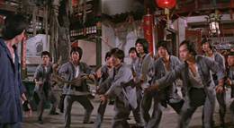 Кадр из фильма "Боец в стиле обезьяны" - 2