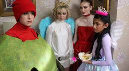 Кадр из фильма "Ангус, стринги и поцелуи взасос" - 2