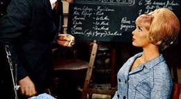 Кадр из фильма "Выстрел в темноте" - 2