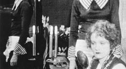 Кадр из фильма "Целую Вашу руку, Мадам" - 2