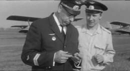 Кадр из фильма "Разрешите взлет!" - 2