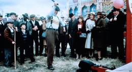 Кадр из фильма "Что-то страшное грядет" - 2