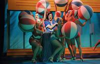 Кадр Миссис Хендерсон представляет