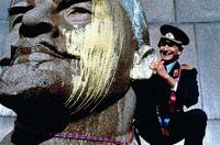 Кадр Горилла купается в полдень