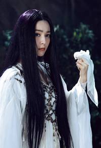 Кадр Беловолосая ведьма Лунного королевства