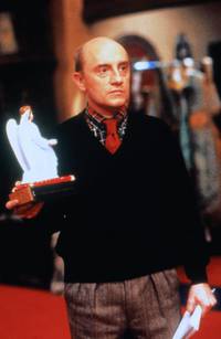 Кадр Услуга, часы и очень большая рыба