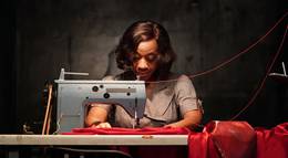 Кадр из фильма "Маленькое красное платье" - 1