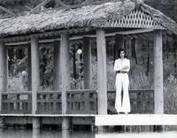 Кадр Человек, который упал на Землю