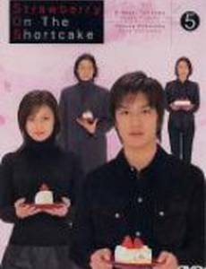 Клубника поверх торта