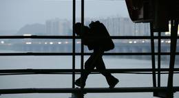 Кадр из фильма "Вторжение динозавра" - 2