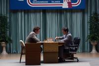 Кадр Жертвуя пешкой (Игры чемпионов)