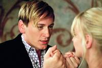 Кадр Одна девушка на двоих