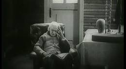 Кадр из фильма "Девушка с коробкой" - 2