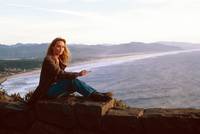 Кадр Клэр, которая упала с луны