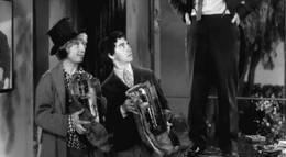 Кадр из фильма "Лошадиные перья" - 2