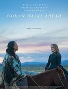 Женщина идет впереди